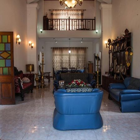 Antique Tourist Lodge Канди Экстерьер фото